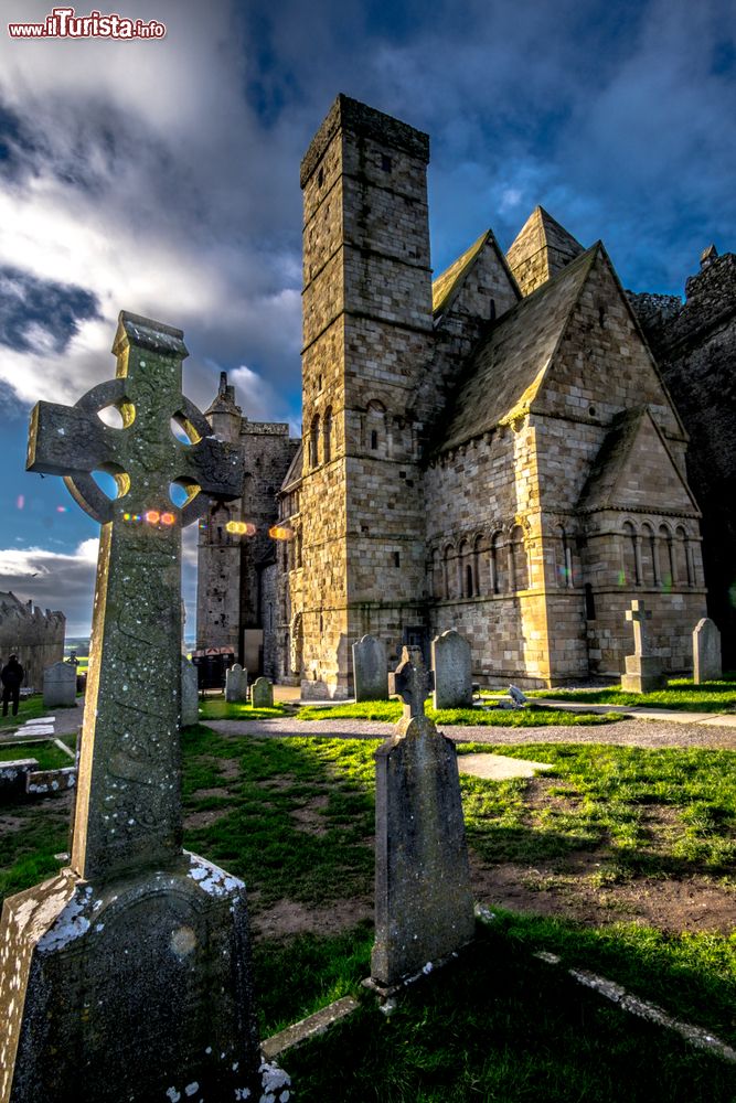 Immagine Croce celtica nel cimitero di Rock of Cashel, Irlanda centrale