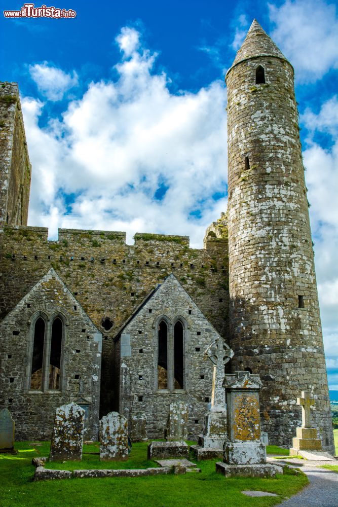 Immagine L'iconica torre di Rock of Cashel il castello sotrico dell'Irlanda