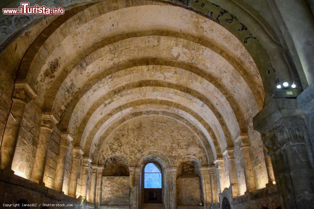 Immagine La sala a volte dentro all'antico castello di  Rock of Cashel in Irlanda - © lanaid12 / Shutterstock.com