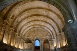 La sala a volte dentro all'antico castello di  Rock of Cashel in Irlanda - © lanaid12 / Shutterstock.com