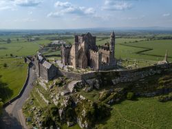 Veduta aerea con drone di Rock of Cashel e le campagne circostanti del centro d'Irlanda - © Remizov / Shutterstock.com