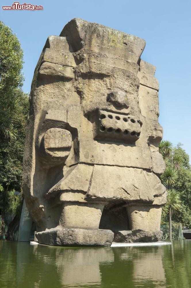 Immagine Il "Monolito de Tláloc", divinità associata alla pioggia, si trova davanti all'ingresso del Museo Nazionale di Antropologia di Città del Messcico. La statua misura 7 metri d'altezza.