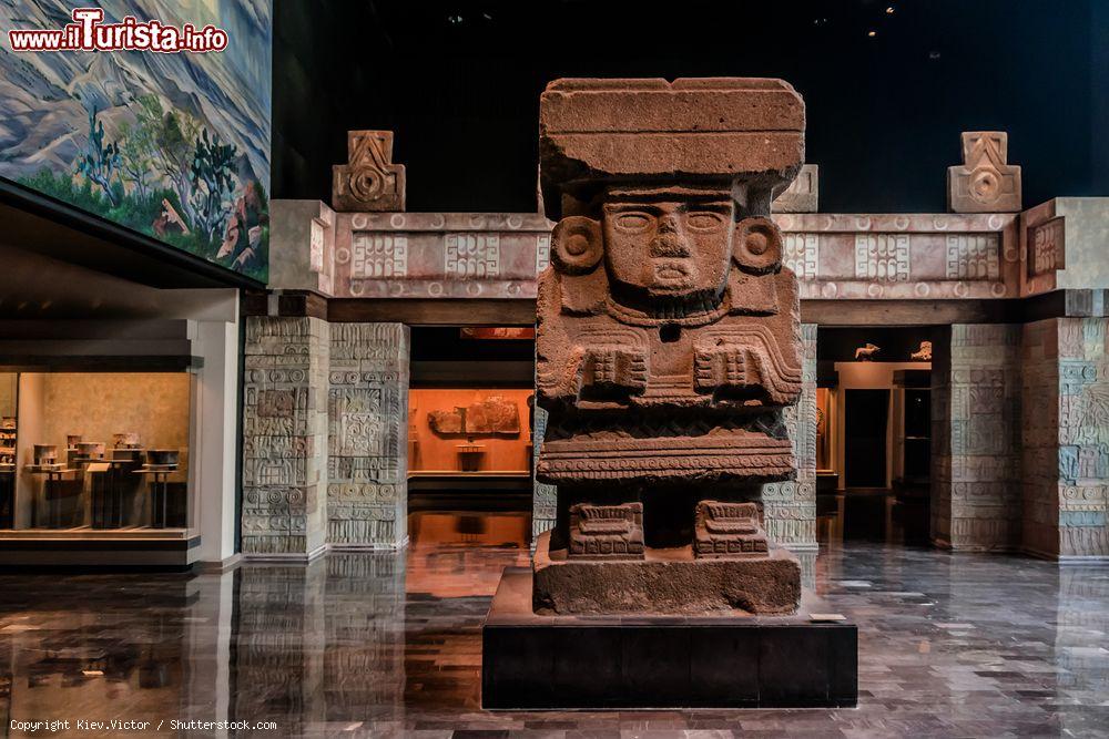 Immagine Una statua in pietra ospitata nell'enorme Museo Nazionale di Antropologia a Città del Messico - © Kiev.Victor / Shutterstock.com