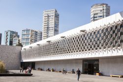 L'edificio che ospita il Museo Nazionale di Antropologia fu costruito nel 1964 all'interno del Bosque de Chapultepec, la più grande area verde di Città del Messico - © ...