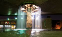 La fontana sotto il cosiddetto "paraguas" nel patio centrale del Museo Nazionale di Antropologia di Città del Messico - © marketa1982 / Shutterstock.com