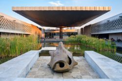 Il patio centrale del Museo Nazionale di Antropologia, ospitato nel Bosque de Chapultepec a Città del Messico - © Kamira / Shutterstock.com