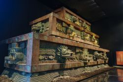 La ricostruzione del Templo de la Serpiente Emplumada presso il Museo Nacional de Antropología (MNA) a Città del Messico. L'originale è visbile nel sito archeologico ...