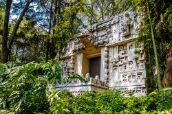 La ricostruzione di un tempio maya nel giardino del Museo Nazionale di Antropologia (MNA) di Città del Messico.
