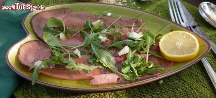 Sottofesa di manzo con rucola e scaglie di Parmigiano