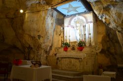 Il Santuario di San Michele Arcangelo scavato nella Roccia, siamo in Campania, a Sant'Angelo a Fasanella, Cilento