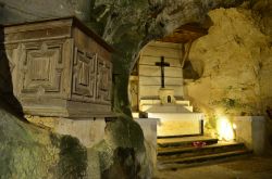 Particolare della Grotta di San Michele a Sant'Angelo a Fasanella in Campania