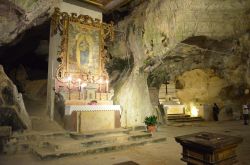 Sant'Angelo a Fasanella, Campania: interno della Grotta Santuario dedicata a San Michele Arcangelo
