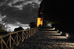 Vista serale della scalinata che conduce alla Grotta Santuario di San Michele Arcangelo in Campania