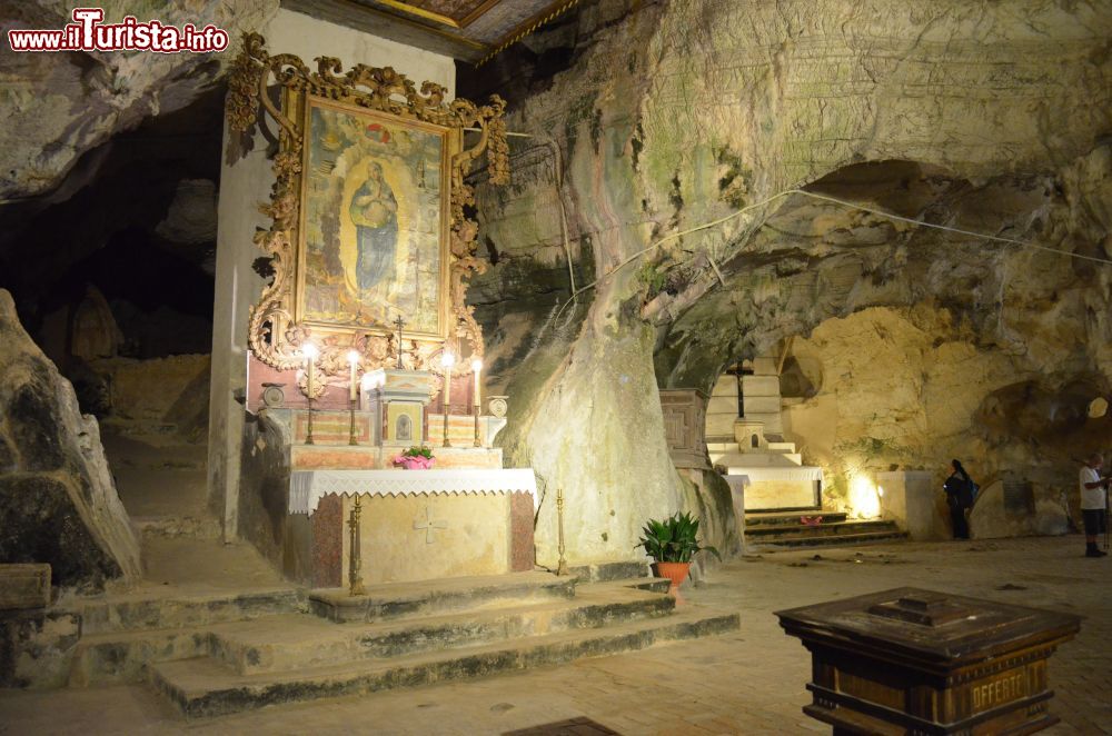 Immagine Sant'Angelo a Fasanella, Campania: interno della Grotta Santuario dedicata a San Michele Arcangelo