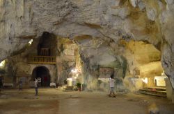 La grotta sacra di Sant'Angelo a Farinella in Cilento: siamo dentro al Santuario di San Michele Arcangelo