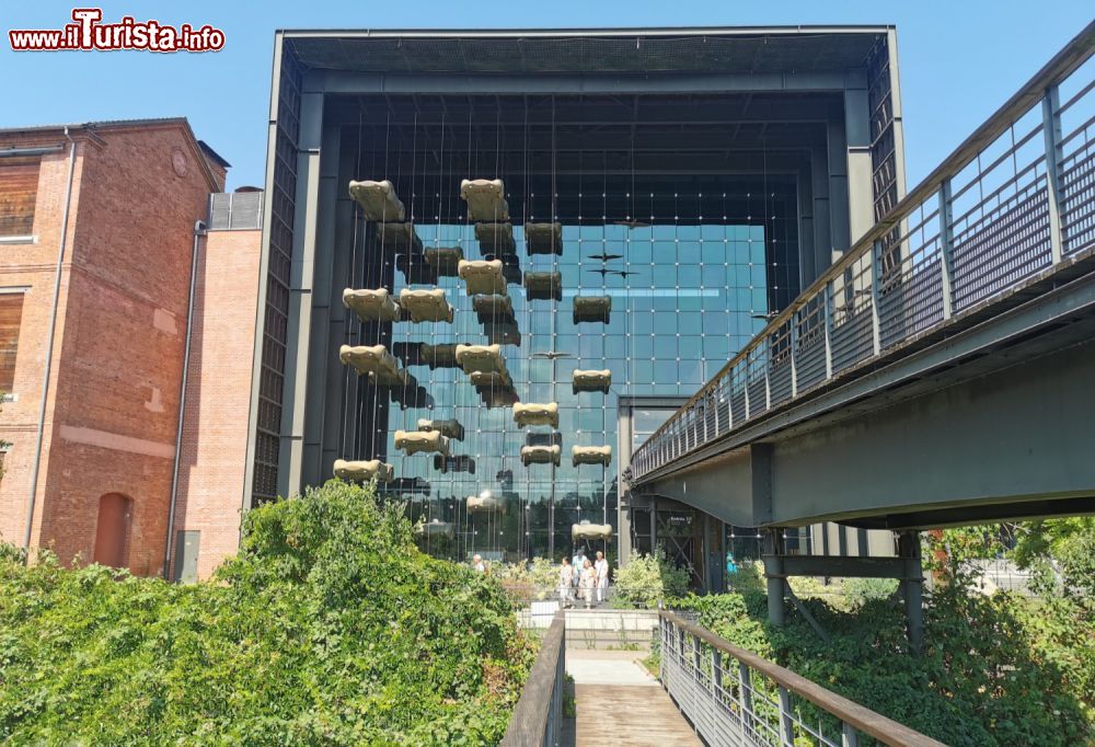 Immagine Lo spettacolare Ingresso del Museo dell'Automobile di Mulhouse in Francia - © Deborah Terrin