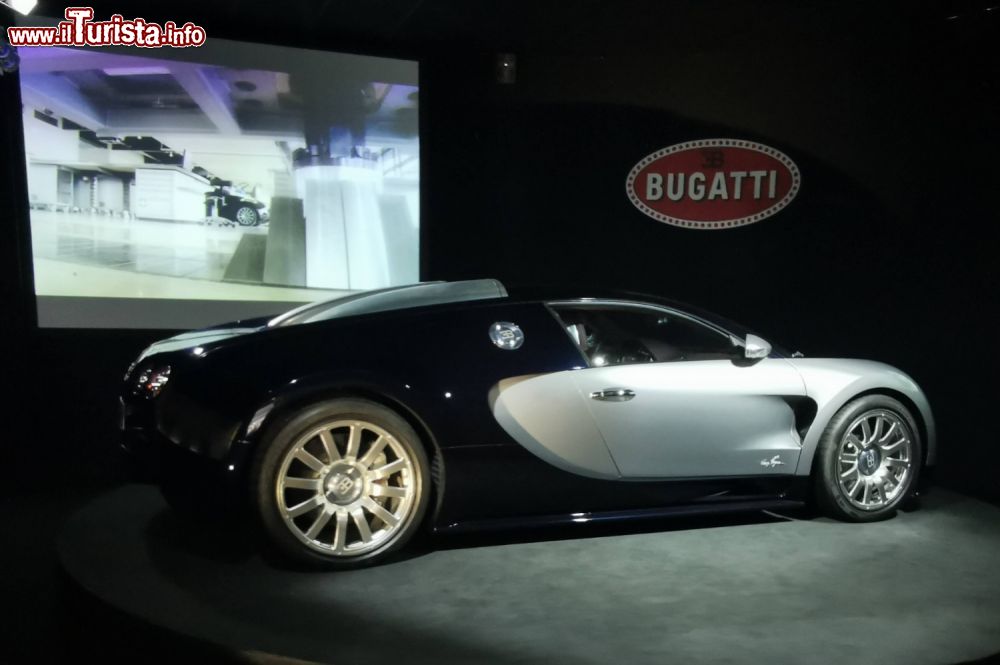 Immagine Una Bugatti Veyron nel Museo dell'Automobile di Mulhouse - © Deborah Terrin