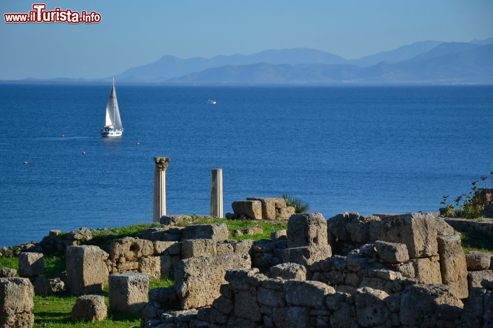 Immagine I resti dell'antica città di Tharros, in località San Giovanni di Sinis, si affacciano sulle acque del Golfo di Oristano.