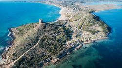 L'antica città di Tharros è situata ai piedi della Torre di San Giovanni, sul promontorio di Capo San Marco, in provincia di Oristano - foto Giulio Rossi
