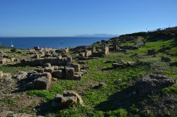 L’area archeologica di Tharros è un museo a cielo aperto che su inserisce nello straordinario contesto naturale e paesaggistico della Penisola del Sinis, in Sardegna.