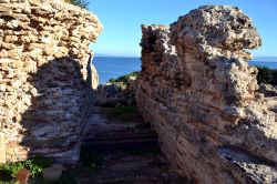 San Giovanni di Sinis (Cabras): un dettaglio delle rovine di Tharros all'interno dell'area archeologica.
