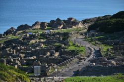 San Giovanni di Sinis: i resti degli edifici della città di Tharros, fondata tra l’VIII e il VII secolo a.C. dai Fenici e successsivamente abitata da Cartaginesi e Romani.
