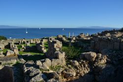 La Sardegna non è solo vacanze al mare: a San Giovanni di Sinis si può coniugare la vita da spiaggia alla visita al sito archeologico di Tharros.
