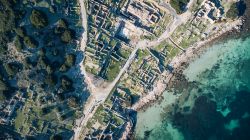 Il mare cristallino della Sardegna esalta il suggestivo paesaggio del sito archeologico di Tharros, in località San giovanni di Sinis (Comune di Cabras) - foto Giulio Rossi
