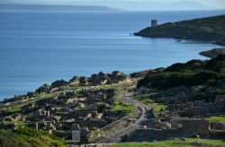 Il sito archeologico di Tharros affacciato sul Golfo di Oristano e, sullo sfondo, la Torre di San Marco. Siamo in località San Giovanni di Sinis, frazione di Cabras.
