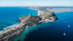 Una veduta aerea di Capo San Marco, all'estremità meridionale della Penisola del Sinis, dove si trova il sito archeologico di Tharros e dove svetta la Torre di San Giovanni - foto ...