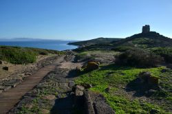 La Torre di San Giovanni e l'area archeologica di Tharros, sul Golfo di Oristano (Sardegna).
