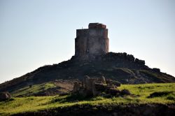 La Torre di San Giovanni domina l'omonimo colle all'estremità meridionale della Penisola del Sinis, in Sardegna.
