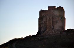 All'estremità meridionale della Penisola del Sinis si trovano due torri difensive costruite dagli Spagnoli tra il XVI e il XVII secolo: questa è la Torre di San Giovanni, posta ...