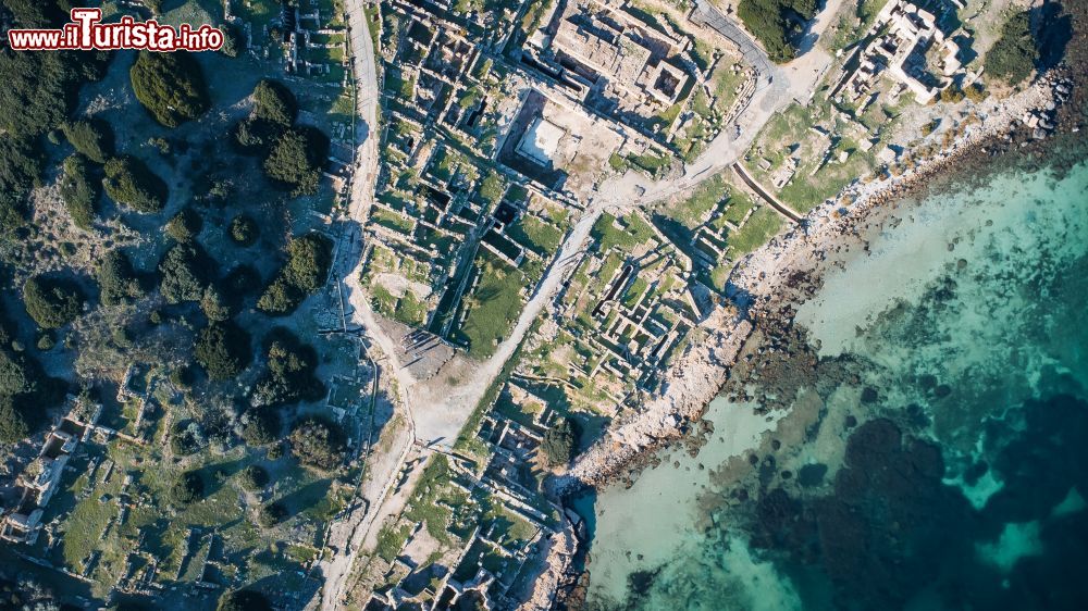Immagine Il mare cristallino della Sardegna esalta il suggestivo paesaggio del sito archeologico di Tharros, in località San giovanni di Sinis (Comune di Cabras) - foto Giulio Rossi