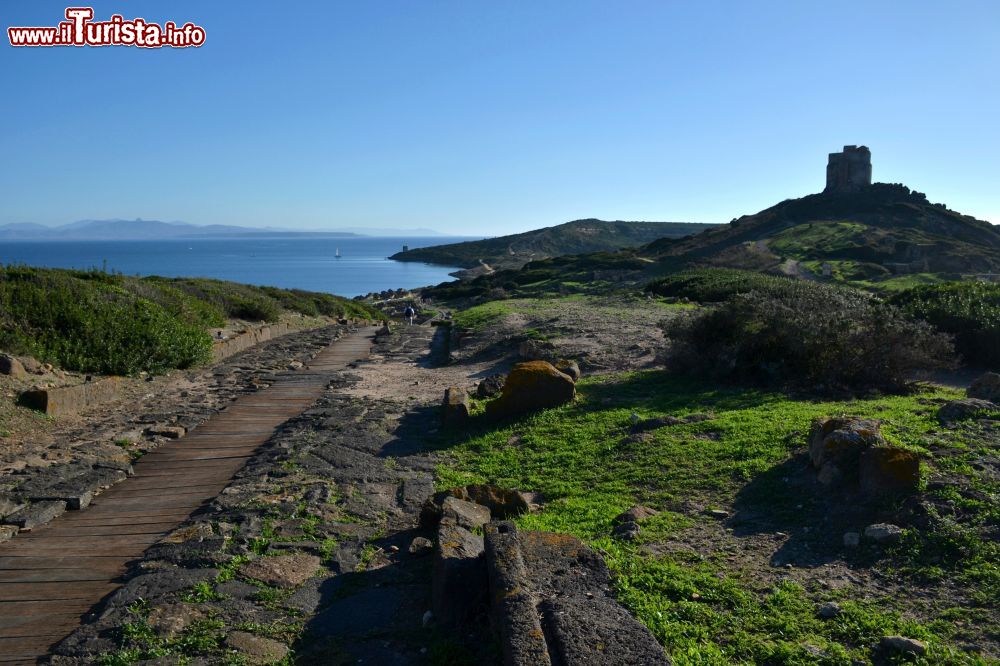 Immagine La Torre di San Giovanni e l'area archeologica di Tharros, sul Golfo di Oristano (Sardegna).