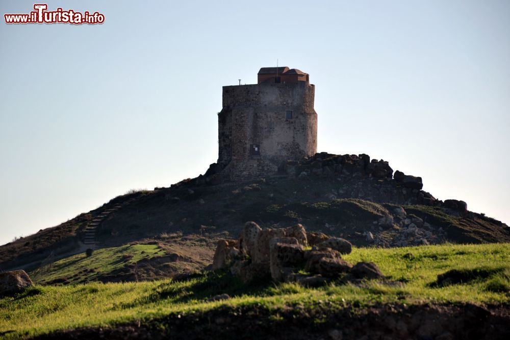 Immagine La Torre di San Giovanni domina l'omonimo colle all'estremità meridionale della Penisola del Sinis, in Sardegna.