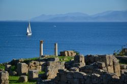 I resti dell'antica città di Tharros, in località San Giovanni di Sinis, si affacciano sulle acque del Golfo di Oristano.
