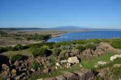 Il Golfo di Oristano e lo Stagno di Mistras, dove sorgeva l'antico porto di Tharros. Siamo nella parte merisionale della Penisola del Sinis, in Sardegna.
