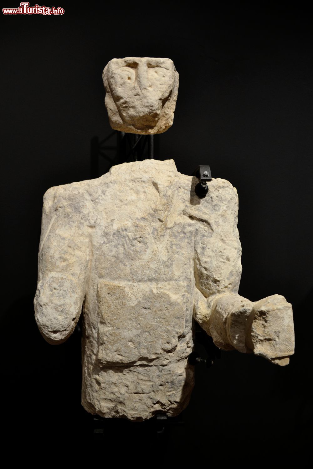 Immagine Nel sito archeologico della necropoli di Mont'e Prama sono state rinvenute numerose statue, tra cui quelle dei cosiddetti Giganti, oggi visibili nel Museo Civico di Cabras, in Sardegna.