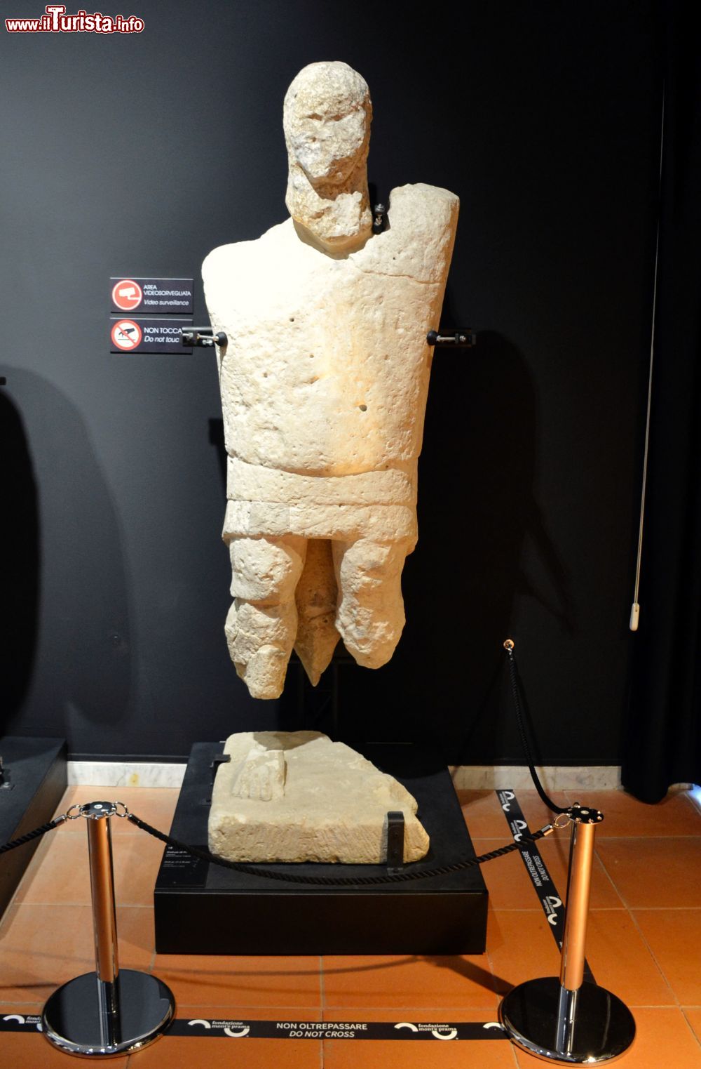 Immagine Museo Civico "Giovanni Marongiu" di Cabras: la statua di un Gigante di Mont'e Prama.