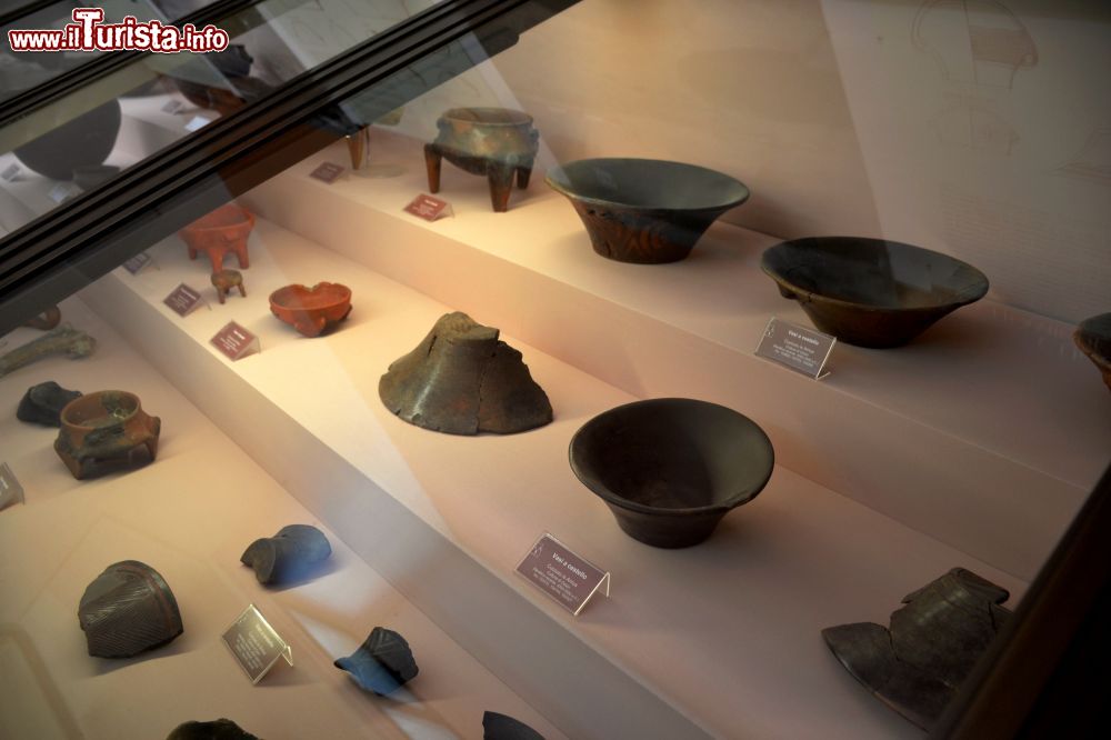 Immagine Il Museo Civico di Cabras si trova all’ingresso della Penisola del Sinis e custodisce e molti pezzi che raccontano la storia millenaria delle popolazioni che l’hanno abitata.