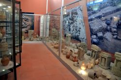 Il Museo Civico di Cabras propone diverse sale dedicate ai siti più importanti del SInis, come Cuccuru is Arrius, l’insediamento di Sa Osa, la necropoli nuragica Mont’e Prama, ...