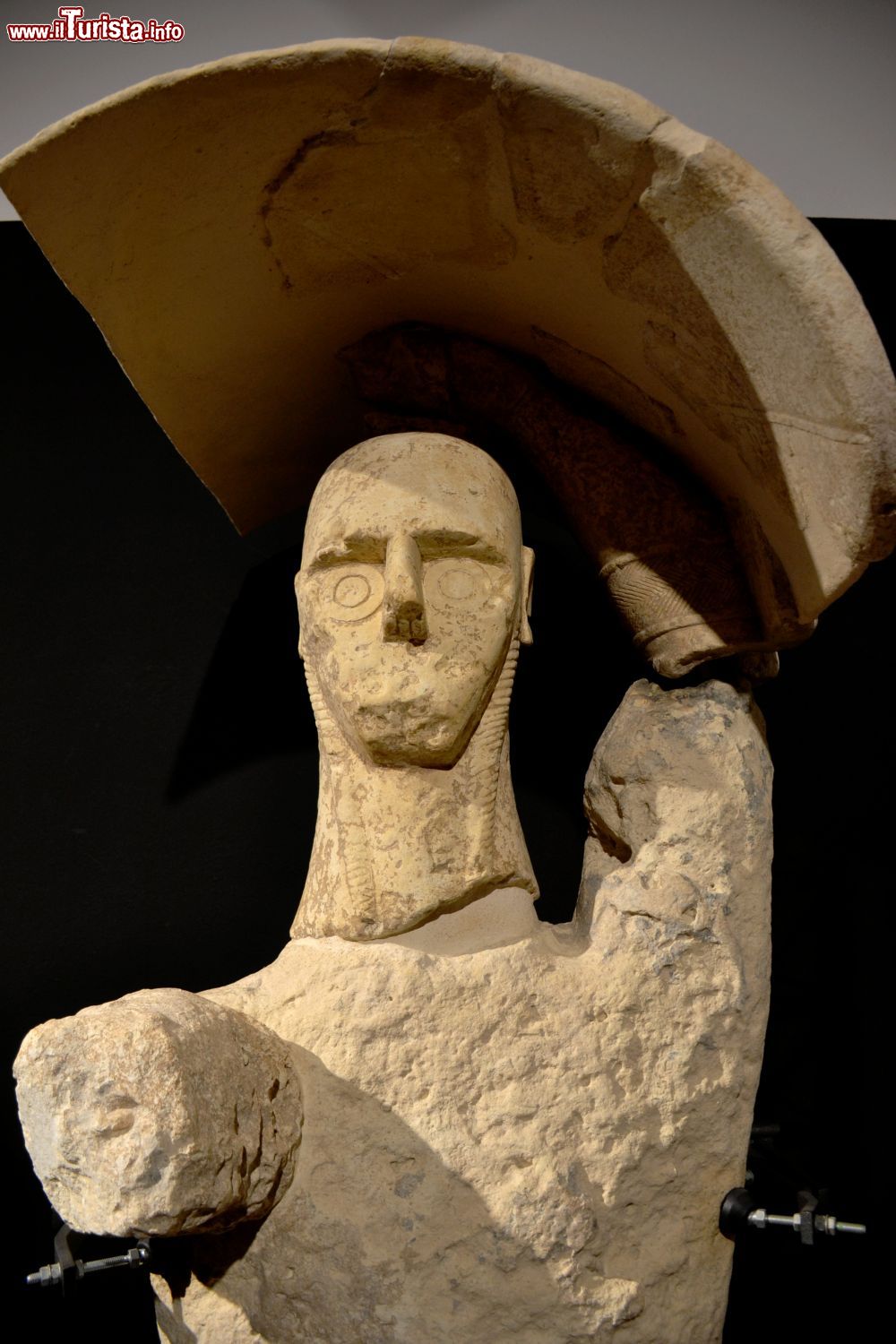 Immagine La statua del pugilatore rinvenuta nel sito archeologico di Mont'e Prama e ospitata nel Museo Civico di Cabras.