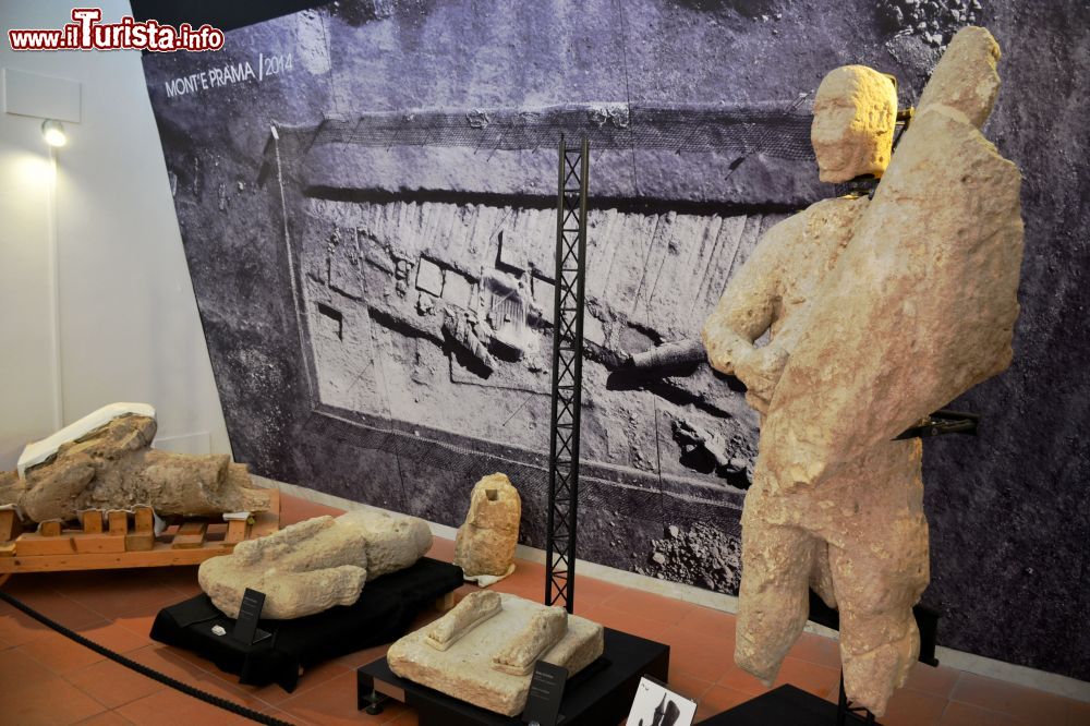 Immagine Nella necropoli di Mont'e Prama sono stati recuperati oltre 5000 di pezzi di statue che, grazie a interventi di restauro, sono state in parte ricostruite ed esposte nel Museo Civico di Cabras.