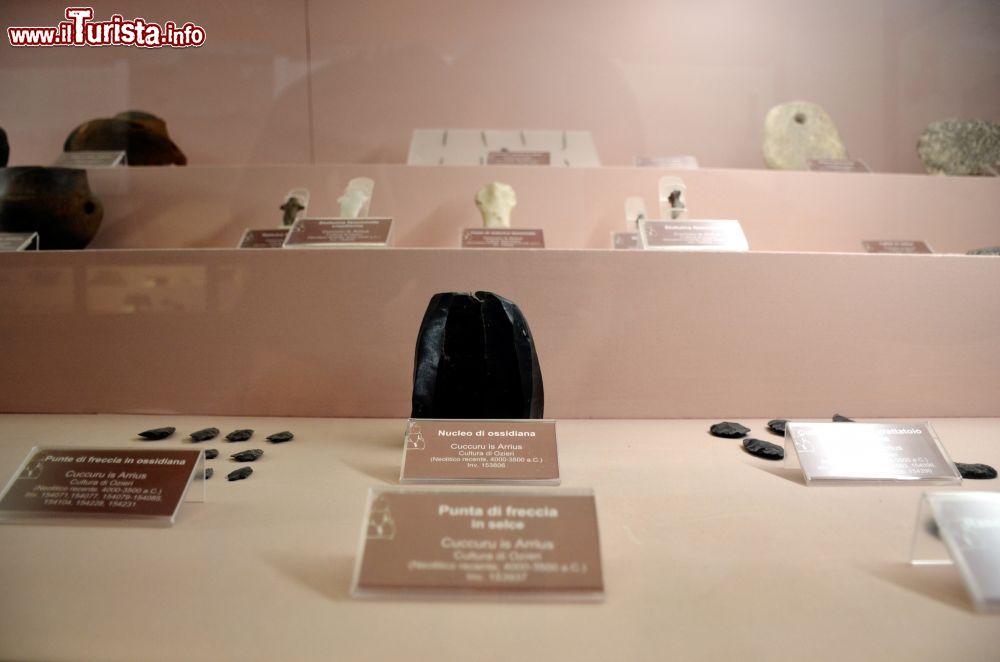 Immagine Strumenti per la caccia e di uso quotidiano rinvenuti nel sito archeologico di Cuccuru is Arrius ed esposti nel Museo Civico di Cabras.