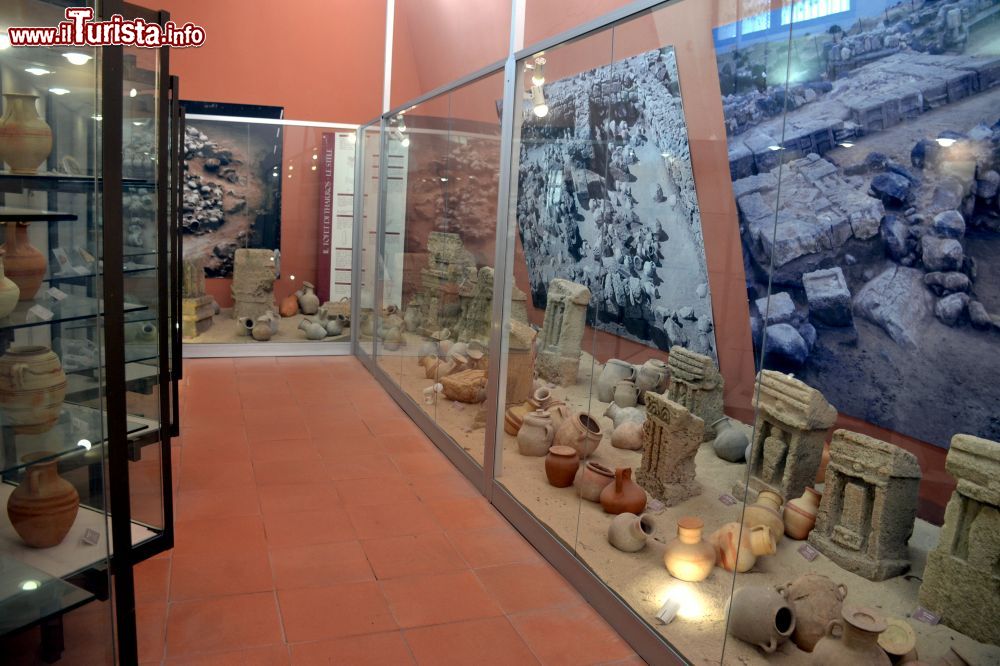 Immagine Il Museo Civico di Cabras propone diverse sale dedicate ai siti più importanti del SInis, come Cuccuru is Arrius, l’insediamento di Sa Osa, la necropoli nuragica Mont’e Prama, l'antica città di Tharros e il relitto di Mal di Ventre.