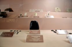 Strumenti per la caccia e di uso quotidiano rinvenuti nel sito archeologico di Cuccuru is Arrius ed esposti nel Museo Civico di Cabras.
