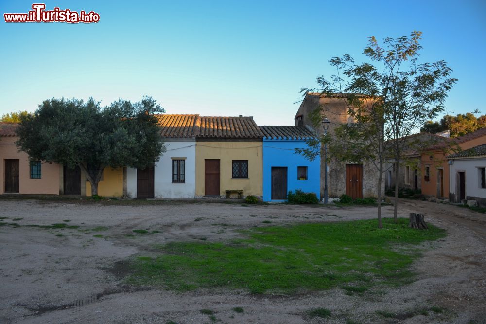 Immagine Seppure abbandonate per gran parte dell'anno, alcune case di San Salvatore di Sinis sono state ristrutturate e si presentano oggi con delicati colori pastello.