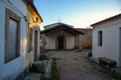 La chiesa di San Salvatore è un piccolo edificio a pianta rettangolare con adiacente portico sorretto da due pilastri di arenaria.