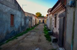 Il villaggio abbandonato di Salvatore di Sinis è stato spesso utilizzato come location per film del filone spaghetti western.
